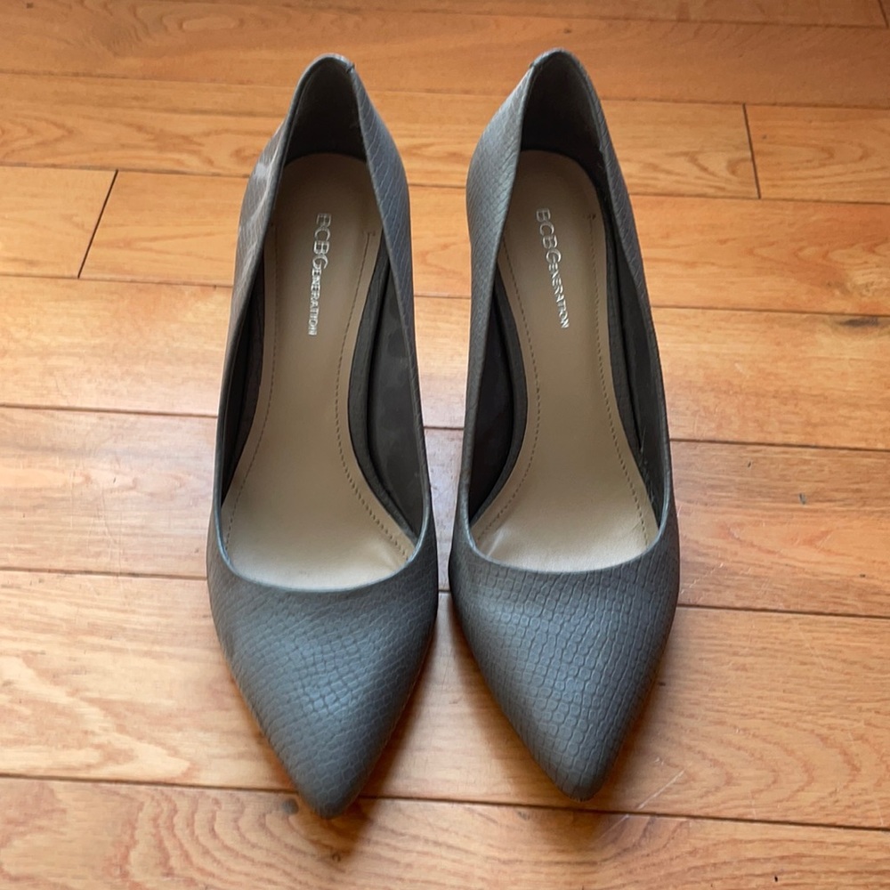 BCBG Grey pumps